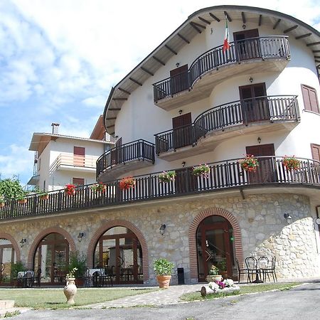 B&B La Tana Dell'Orso Villalago Bagian luar foto