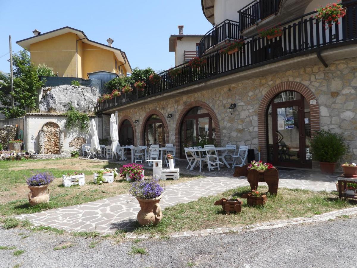 B&B La Tana Dell'Orso Villalago Bagian luar foto