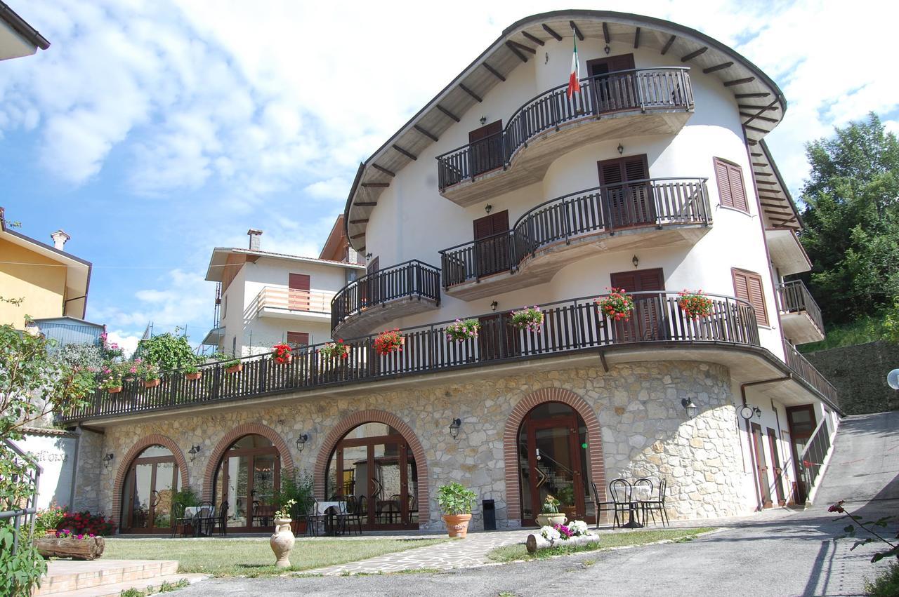 B&B La Tana Dell'Orso Villalago Bagian luar foto