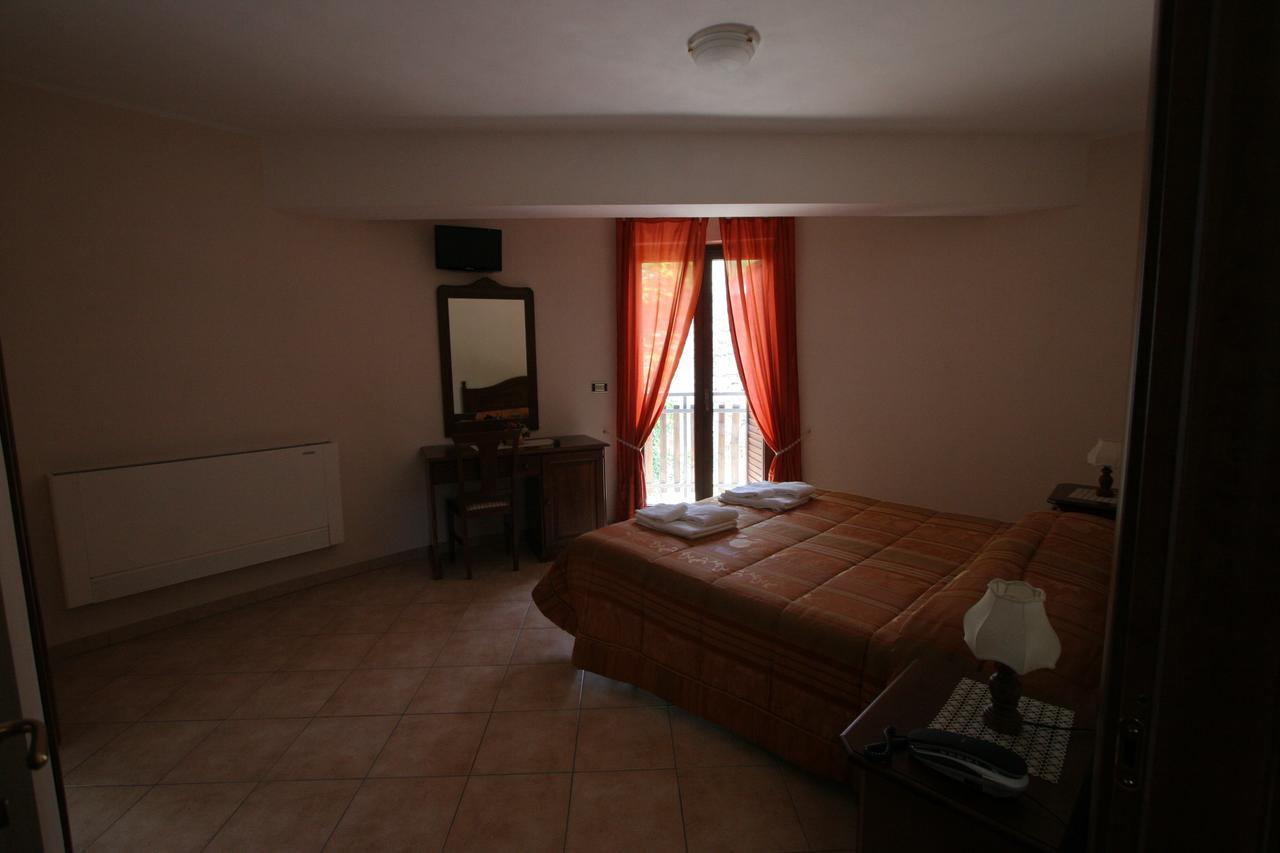 B&B La Tana Dell'Orso Villalago Bagian luar foto