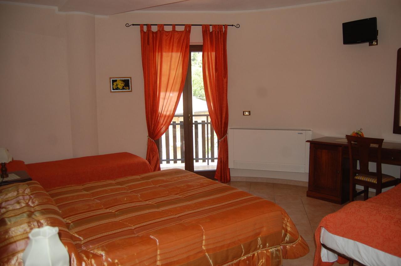 B&B La Tana Dell'Orso Villalago Bagian luar foto